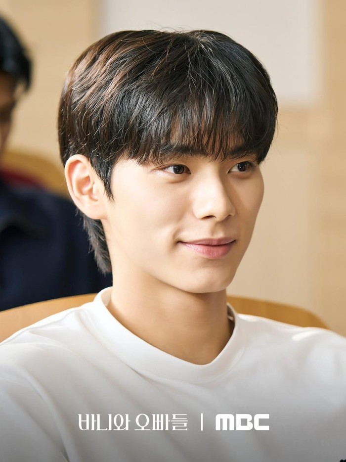 Diadaptasi dari webtoon Bunny and Her Boys, drama Crushology 101 ini menampilkan Lee Chae Min sebagai Hwang Jae Yul, seorang mahasiswa desain yang hangat tapi ambisius.