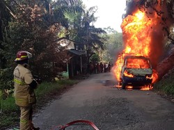 Momen Pikap Bermuatan BBM Terbakar di Sukabumi