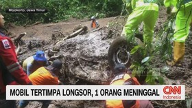 VIDEO: Mobil Tertimpa Longsor, 1 Orang Meninggal