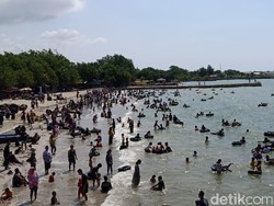 Pantai Dalegan Gresik Dibanjiri Ribuan Wisatawan Saat Libur Lebaran