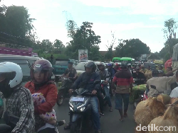 Kendaraan Arus Balik di Lumajang Butuh 1 Jam Lewati Pasar Tumpah Ranuyoso