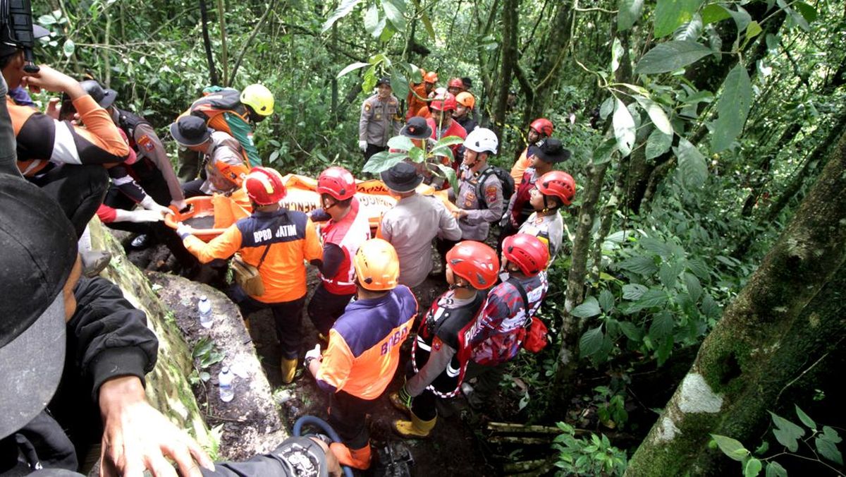 FOTO: Mengevakuasi Korban Longsor di Pacet Mojokerto