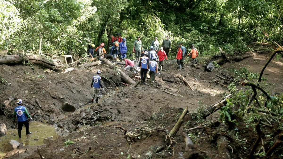 FOTO: Mengevakuasi Korban Longsor di Pacet Mojokerto