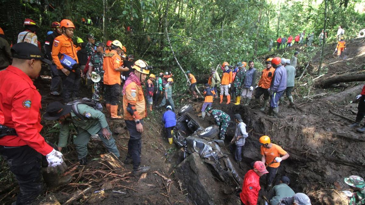 FOTO: Mengevakuasi Korban Longsor di Pacet Mojokerto
