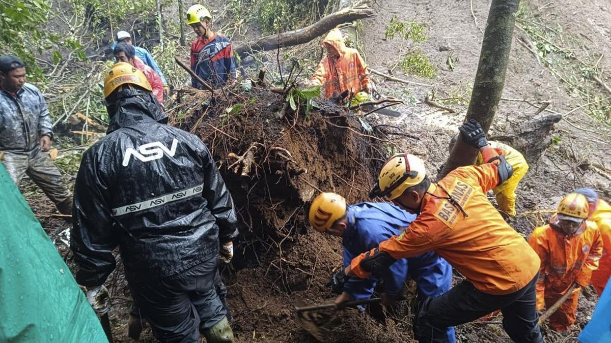 FOTO: Mengevakuasi Korban Longsor di Pacet Mojokerto