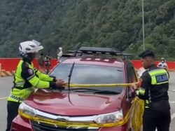 Parkir Sembarangan di Flyover Kelok 9, Kendaraan Warga Dipasangi Garis Polisi