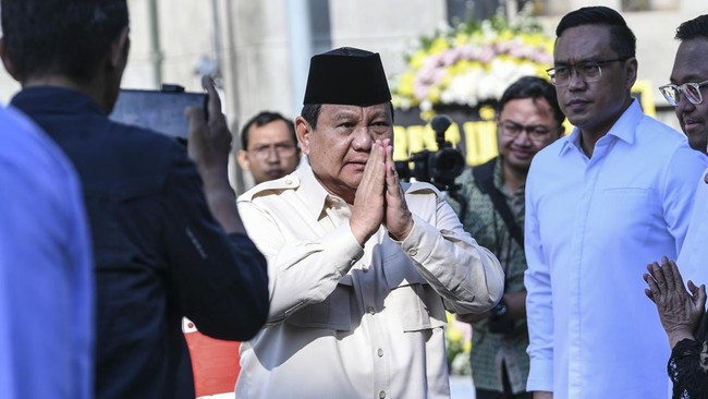 Prabowo Melayat Bapak Pencak Silat Dunia Eddie Nalapraya di TMII Prabowo melayat Mayjen TNI (Purn) Eddie Nalapraya, bapak pencak silat sekaligus mantan Wakil Gubernur Jakarta di TMII.