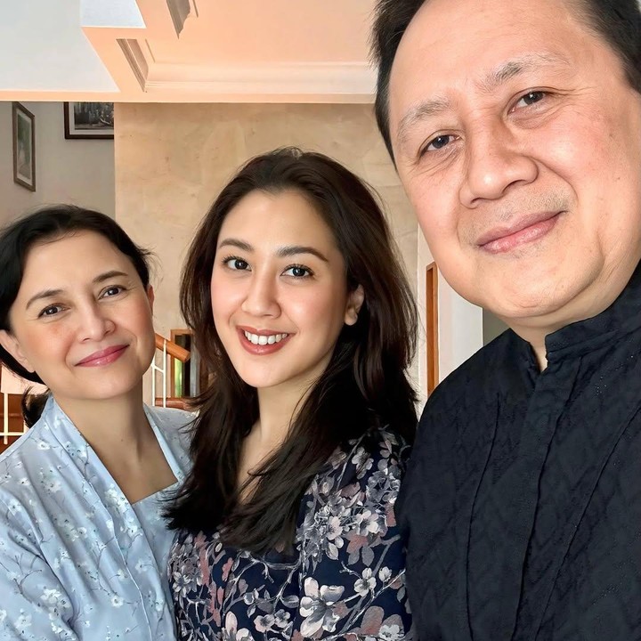 <p>Artis cantik Sherina Munaf resmi bercerai dari sang suami, Baskara Mahendra, pada 13 Februari 2025. Tahun ini, Sherina pun merayakan Lebaran bersama kedua orang tuanya. (Foto: Instagram: @sherinamunaf)</p>