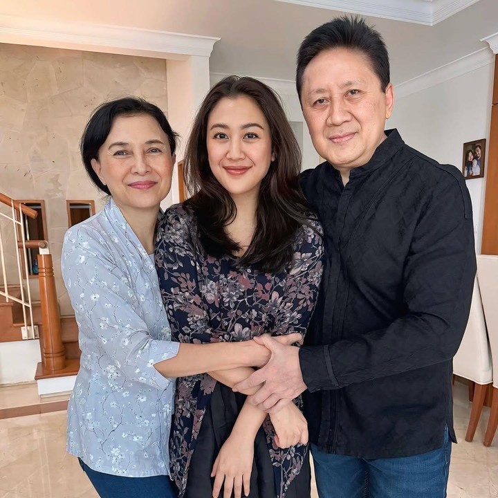 <p>Sherina dan sang Bunda tampil cantik mengenakan kebaya kutu baru. Sementara itu, sang Ayah terlihat gagah dengan koko hitam dan celana jeans. (Foto: Instagram: @sherinamunaf)</p>