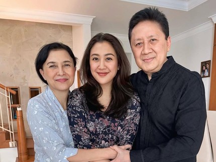Usai Cerai, Ini 5 Potret Sherina Munaf Bareng Kedua Orang Tua saat Lebaran