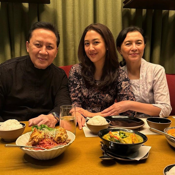 <p>Momen ini dibagikan langsung oleh Sherina melalui laman Instagram-nya. Terlihat dirinya tersenyum bahagia ketika diapit oleh Bunda dan Ayahnya. (Foto: Instagram: @sherinamunaf)</p>