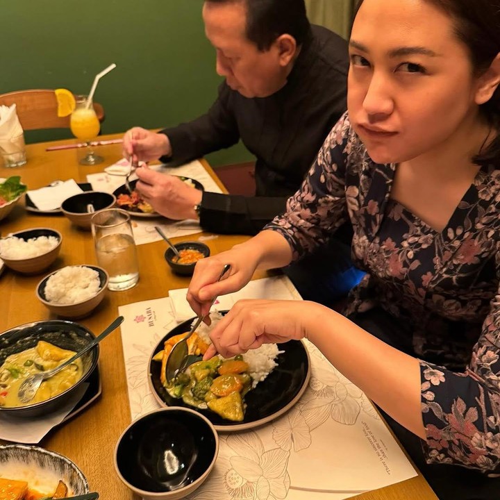 <p>Dalam foto lainnya, terlihat perempuan 34 tahun ini menyantap hidangan khas Lebaran bersama keluarganya. Sherina pun terlihat sangat menikmati makanannya. (Foto: Instagram: @sherinamunaf)</p>