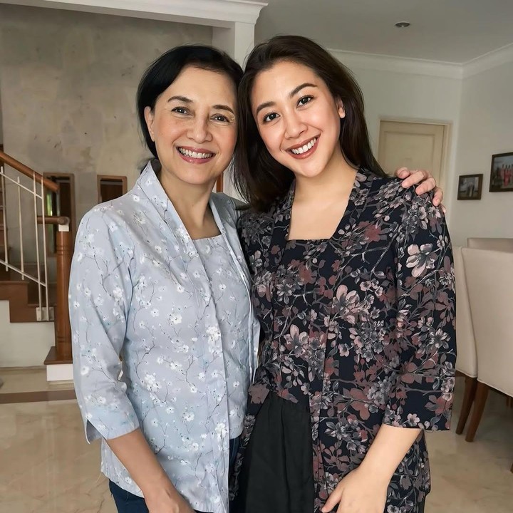 <p>"Selamat Lebaran!" tulis Sherina dengan menggunakan Bahasa Inggris. Dalam foto itu ia nampak tersenyum manis bersama sang ibunda. (Foto: Instagram: @sherinamunaf)</p>