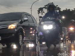 Waspada Jalan Licin di Jalur Arus Balik Garut