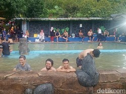 Pemandian Air Panas Cileungsing Diserbu Wisatawan Libur Lebaran
