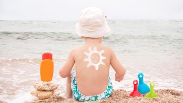 4 Pilihan Sunscreen Anak, Aman Lindungi Kulit Si Kecil saat Renang