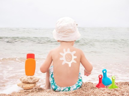 4 Pilihan Sunscreen Anak, Aman Lindungi Kulit Si Kecil saat Renang
