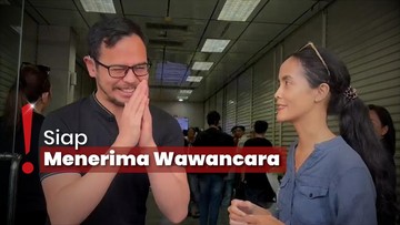 Surya Sahetapy Tiba di Rumah Duka, Lempar Senyum Kecil ke Awak Media