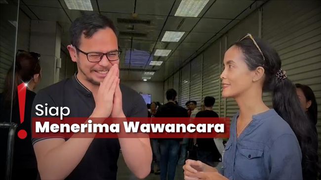 Surya Sahetapy Tiba di Rumah Duka, Lempar Senyum Kecil ke Awak Media