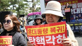 FOTO: Tangis Pendukung Yoon Suk Yeol Usai Putusan Pemakzulan Final