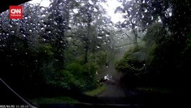 VIDEO: Detik-detik Longsor Sapu 2 Mobil di Pacet-Cangar Mojokerto