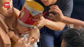 VIDEO: Kepala Balita Tersangkut Kaleng Biscuit, Petugas Damkar Beraksi
