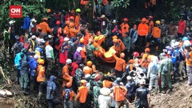 VIDEO: Longsor Timbun 2 Mobil Pemudik, 10 Korban Tewas Ditemukan