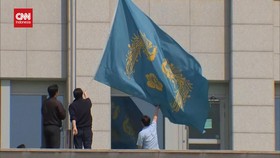 VIDEO: Kantor Kepresidenan Korsel Turunkan Bendera Usai Pemakzulan