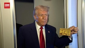 VIDEO: Trump Pamer Kartu Jutaan Dolar agar Imigran Bisa Tinggal di AS