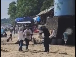 Wisatawan Dihadang Wajib Bayar Saat Lewat Jembatan Bambu di Pantai Carita