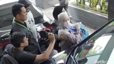 Lahirkan Anak Ketiga Secara Normal, Zaskia Gotik Pulang dengan Bahagia