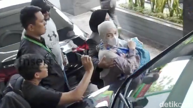 Lahirkan Anak Ketiga Secara Normal, Zaskia Gotik Pulang dengan Bahagia