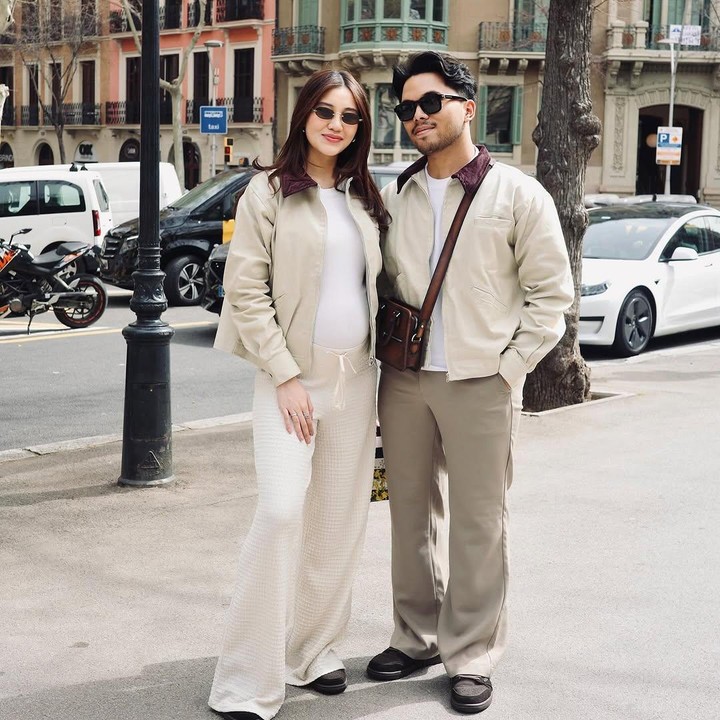 <p>Di <em>babymoon</em> kali ini, Aaliyah dan Thariq mengunjungi jalan La Rambla di Kota Catalunya, Barcelona. Keduanya kompak mengenakan pakaian bernuansa warna putih ivory dan hijau sage muda. (Foto: Instagram @aaliyah.massaid/ @thariqhalilintar)</p>