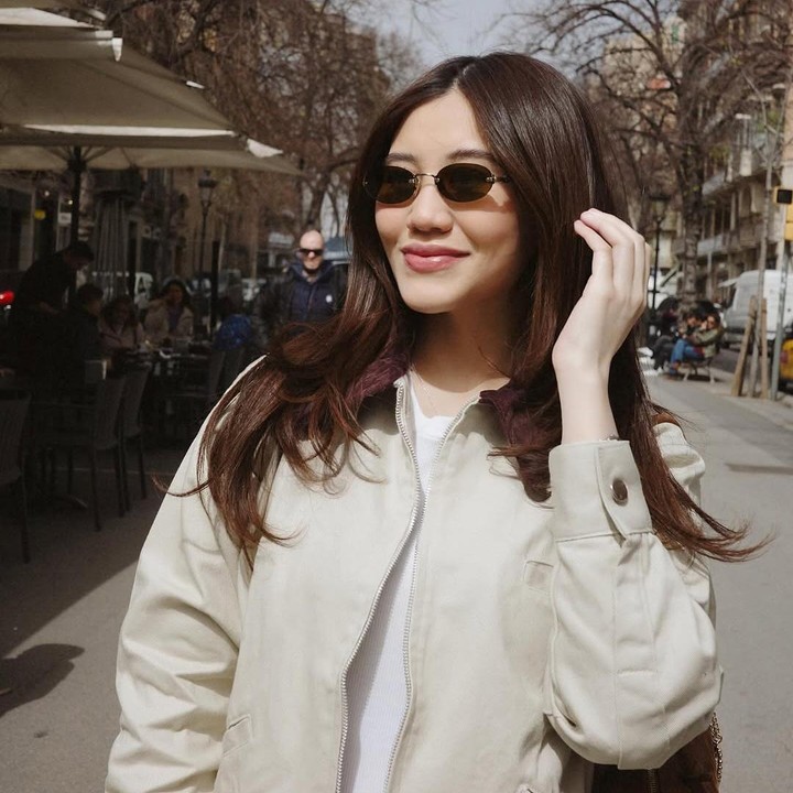 <p>Aaliyah membagikan potretnya saat menyusuri jalan La Rambla. Foto-fotonya ini diambil oleh sang suami, Bunda. "Maklum jalan-jalannya cuman berdua jadi fotoinnya gantiaan," ungkapnya. (Foto: Instagram @aaliyah.massaid/ @thariqhalilintar)</p>
