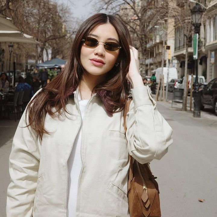 <p>Aaliyah Massaid juga kerap tampil modis selama menjalani kehamilan pertamanya yang sudah masuk trimester ketiga. Saat <em>babymoon</em> ke Eropa belum lama ini, Aaliyah memamerkan gaya berbusananya yang casual namun tetap <em>stylish</em>. Dalam satu foto, istri Thariq Halilintar ini terlihat mengenakan jaket bernuansa warna <em>ivory</em> dan memadukan gayanya dengan tambahan aksesoris kacamata. (Foto: Instagram @aaliyah.massaid)</p>