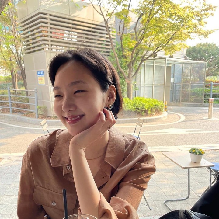 <p>Bintang film <em>Exhuma</em> ini diketahui beberapa kali mengganti model rambut. Mulai dari rambut bob pendek berikut yang membuatnya terlihat fresh. (Foto: Instagram @ggonekim)</p>