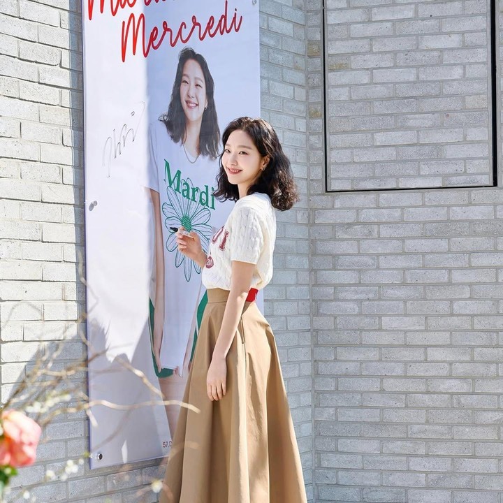 <p>Model rambut wavy bob juga cocok untuk Bunda yang ingin tampil seperti Kim Go Eun dalam foto ini. (Foto: Instagram @ggonekim)</p>