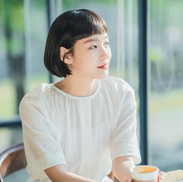 <p>Kim Go Eun juga bisa terlihat manis dengan model rambut bob dan berponi. (Foto: Instagram @ggonekim)</p>