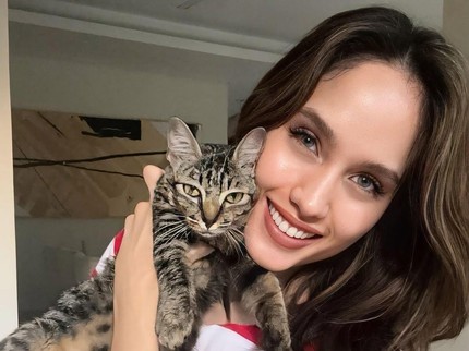 Ditinggal ART Mudik Seminggu, Ini 5 Potret Cinta Laura Nyapu hingga Ngepel Rumah