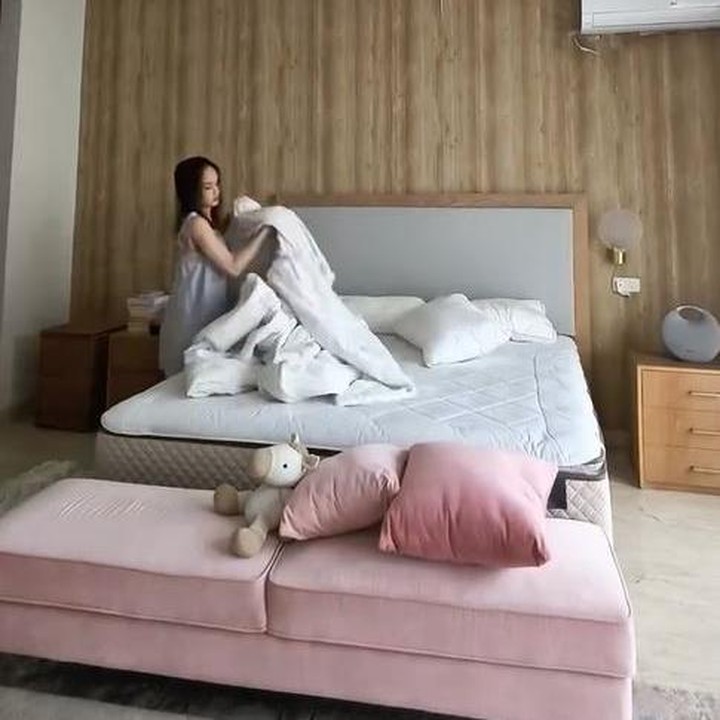 <p>Pekerjaan rumah terakhir yang dilakukan Cinta adalah mengganti seprai tempat tidurnya. Perempuan bernama lengkap Cinta Laura Kiehl ini mengganti sprei setelah istirahat untuk memasak, makan, dan mandi. (Foto: Instagram @claurakiehl)</p>
