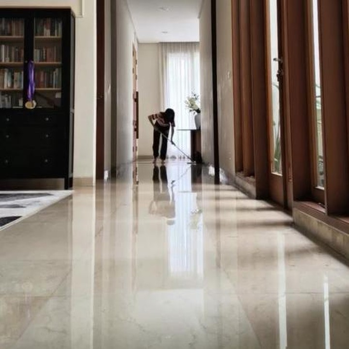 <p>Setelah itu, Cinta menyapu dan mengepel setiap lantai di sudut rumahnya. Cinta tampaknya tidak merasa terbebani dengan pekerjaan rumah yang biasanya dikerjakan oleh ART. "Enggak ada ART selama seminggu, enggak masalah," katanya dalam video singkat ini. (Foto: Instagram @claurakiehl)</p>