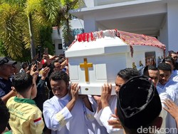 Duka dan Ledakan di Nusra: Uskup Wafat, 2 Pemuda Terkapar Akibat Petasan Meledak