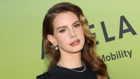 Lana Del Rey Akhirnya Pamer Foto Bareng Suami, Jeremy Dufrene