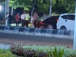 BMW Terjun dari Ujung Tol Krian-Gresik, Sopir Diduga Ikuti Google Maps