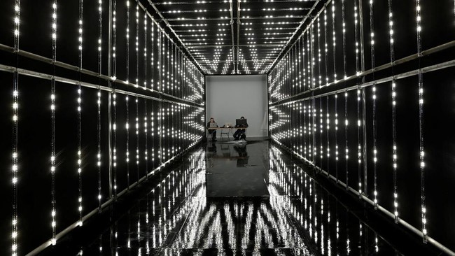 FOTO: Masuki Kilau Emosi Seni Cahaya di Into the Light