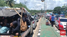 Sabtu Sore, Wisatawan Masih Terus Serbu Pantai Anyer