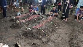 Lima Korban Longsor Pacet Mojokerto Dimakamkan di Tiga Liang Lahat