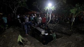 FOTO: Proses Pemakaman Satu Keluarga Korban Longsor Mojokerto