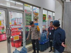 Pengantar Jenazah di Makassar Lempari Batu Minimarket-Aniaya Driver Ojol