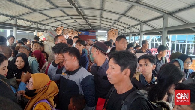 Ribuan pemudik pejalan kaki di Pelabuhan Bakauheni kecewa atas pelayanan yang buruk, harus bolak-balik dermaga tanpa kejelasan informasi.